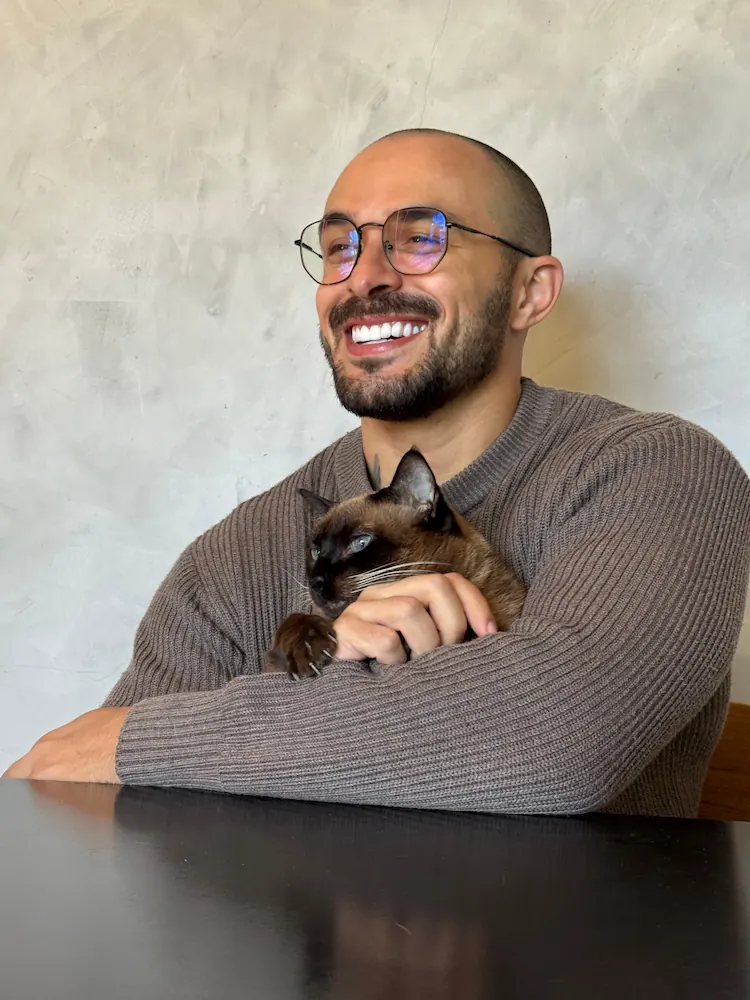 Dr. Gabriel Motta atendendo na clínica